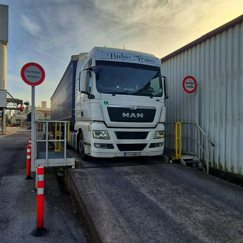 camion Bulso așteptând în rampă